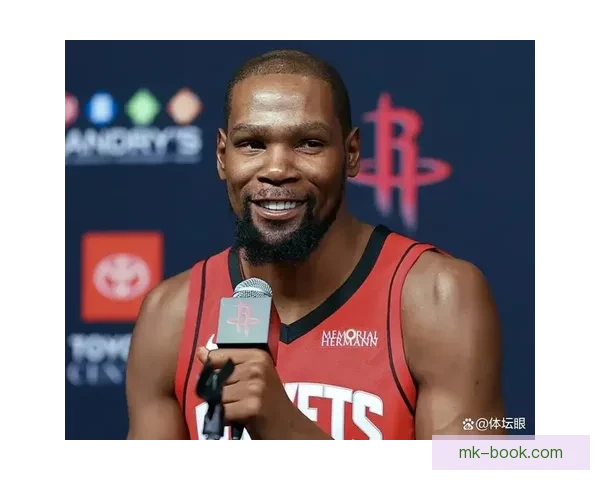 开心庆祝！火箭队更衣室泼水祝贺杜兰特 乌度卡将比赛用球交给阿杜